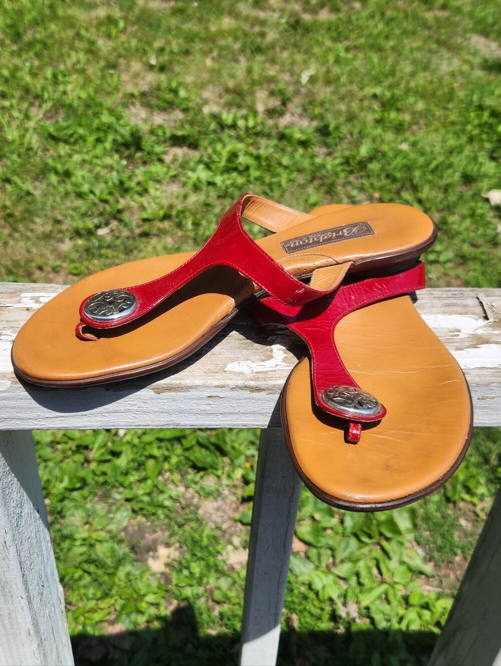 Brighton "Pearl" thong sandal patent leather with a silver medallion Size 8 EUC